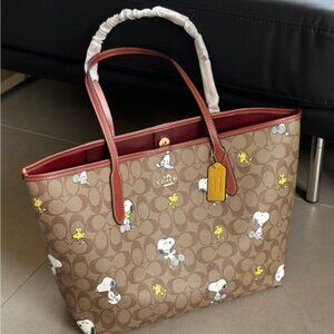 COACH X PEANUTS CITY TOTE Signature Khaki Snoopy